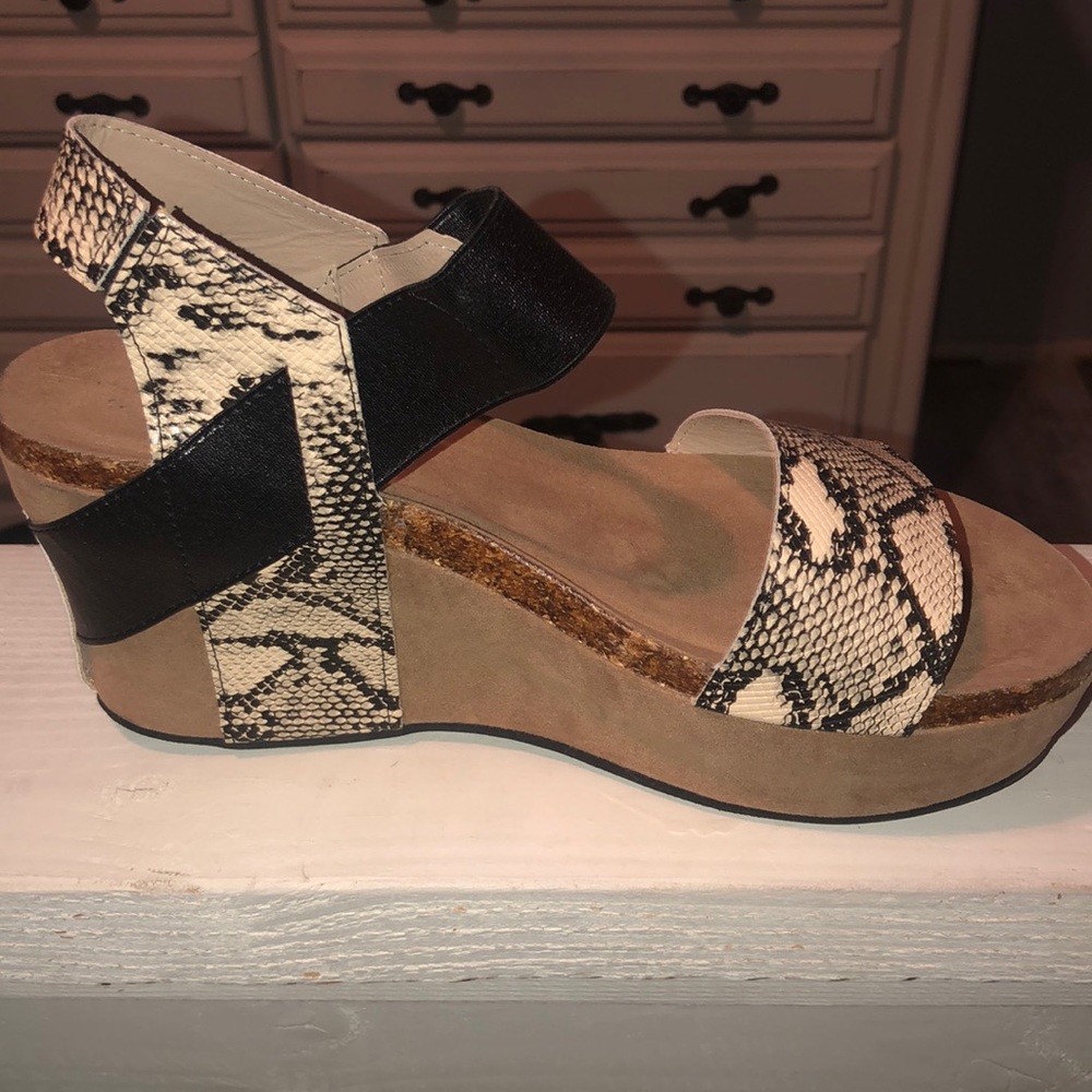 Snake pattern cork wedge